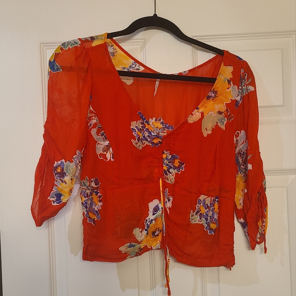 3 / $75 - Red Floral Cropped Blouse - Free People - L